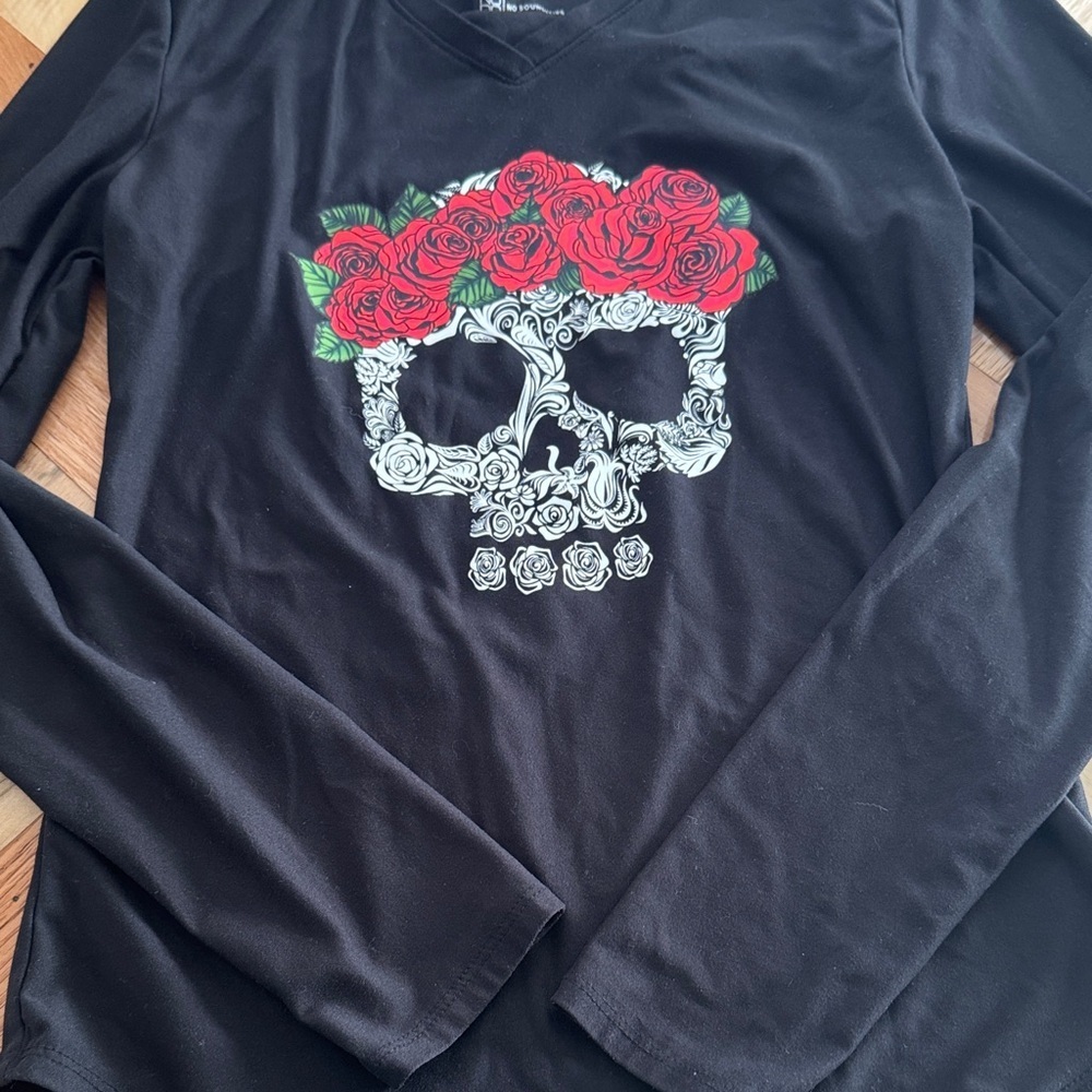 No Boundaries Rock & Roll Skull Black Long Sleeve Skull Rose Top - Picture 2 of 4